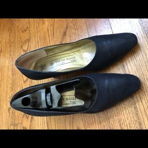 Bruno Magli Size 38 vintage navy pumps